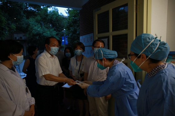 医院领导表彰医务人员并向他们赠送湘雅文化纪念品(图1)