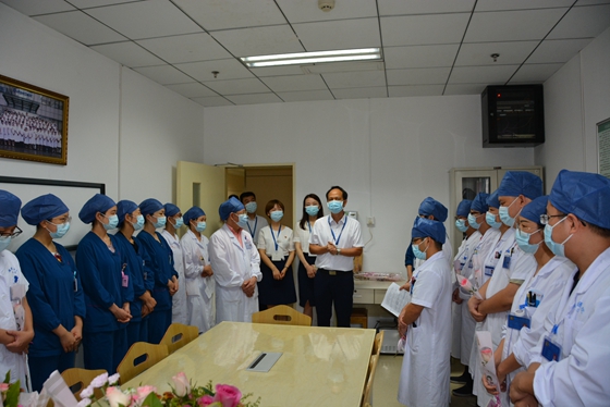 医院领导表彰医务人员并向他们赠送湘雅文化纪念品(图11)