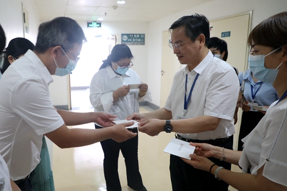 医院领导表彰医务人员并向他们赠送湘雅文化纪念品(图8)