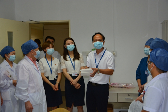 医院领导表彰医务人员并向他们赠送湘雅文化纪念品(图10)