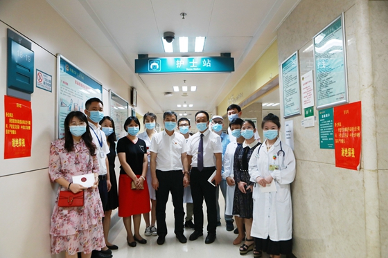 医院领导表彰医务人员并向他们赠送湘雅文化纪念品(图15)