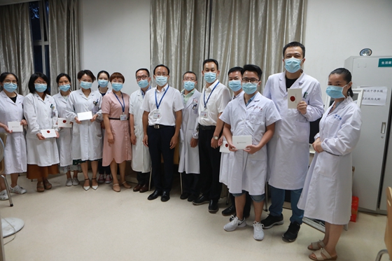医院领导表彰医务人员并向他们赠送湘雅文化纪念品(图19)