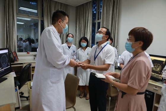 医院领导表彰医务人员并向他们赠送湘雅文化纪念品(图18)